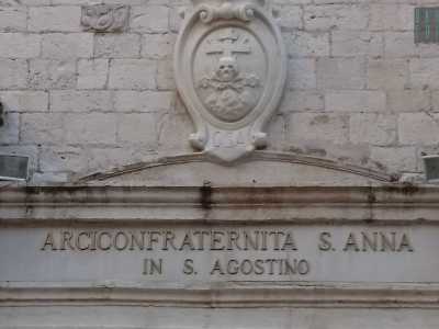 La chiesa fu dedicata dai suoi cortigiani al patrono di Milano come ricordato da un�iscrizione quasi invisibile al di sopra della porta: Divo Ambrosio Mediolanenses sacellum erexerunt anno Domini 1518 (�I milanesi eressero questa tempio per sant�Ambrogio nell�anno del Signore 1518�)